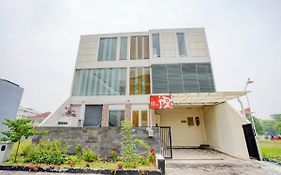 Oyo Life 90606 Glass House Citraland Syariah